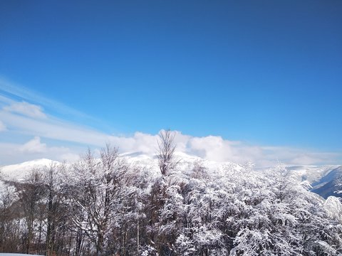 Paisaje de invierno con monta&ntilde;as y nieve en Rumania, pueblo de Parva, Transilvania