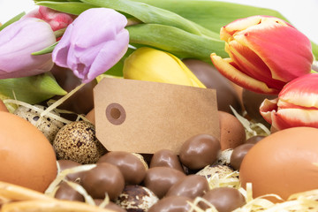 Arrivée du printemps et célébration des fêtes de Pâques avec une étiquette vierge pour votre...