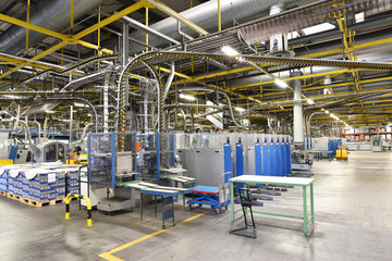 moderne Maschinen und Interieur in einer industriehalle einer Großdruckerei - Transportsystem für...