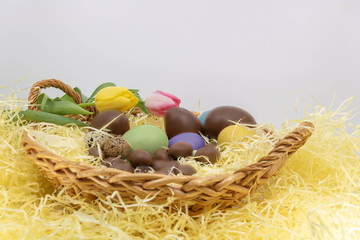 Oeufs de poule peints, oeufs de caille et tulipes pour Pâques et arrivée du printemps