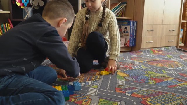 children play with the designer of the cubes