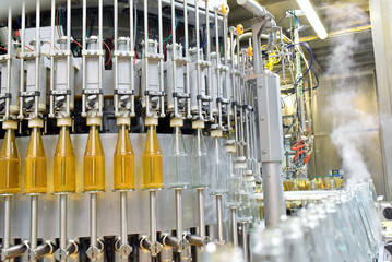Flaschenabfüllung Apfelsaft in Mosterei - Fliessband Automatisierung in d. Industrie // apple...