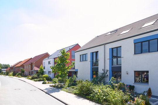 Stra&szlig;e mit Neubauten und sch&ouml;nen Vorg&auml;rten in Nordrhein-Westfalen