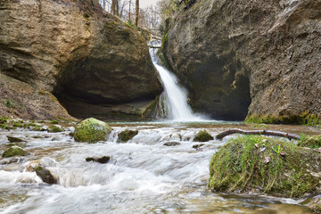 Bläsimühle Wasserfall, wilder Tobelbach, Erdhöhle, Zürcher Oberland