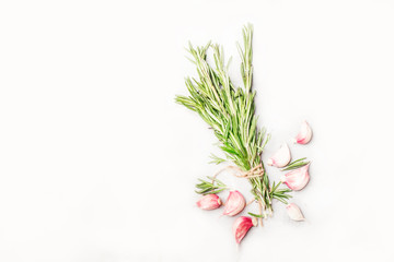 Obraz premium Fresh rosemary and red garlic on white spice food background, top view