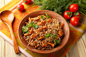 Buckwheat porridge with chanterelles (mushrooms) and onions.