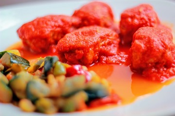 Bonito con tomate y verduras