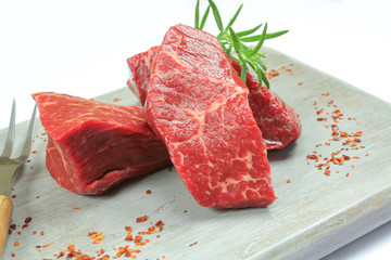 morceaux de boeuf cru