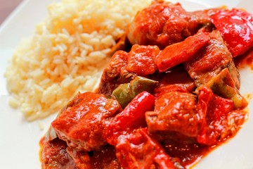 Carne estofada en salsa de tomate y arroz