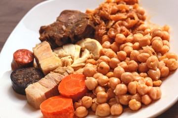 Plato de codido madrileño