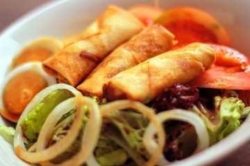 Rollitos tailandeses con ensalada