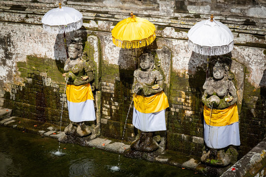 Tempelstatuen in Goa Gajah
