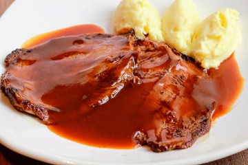 Filete de lomo en salsa con pure patatas
