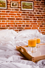 Sok pomarańczowy na śniadanie dla dwojga - obrazy, fototapety, plakaty
