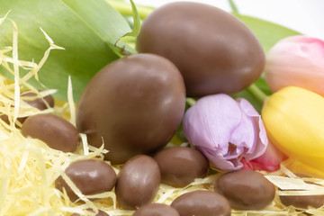 P&acirc;ques shabby chic avec oeufs en chocolat et tulipes pastel