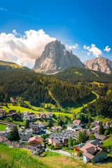 Fototapete Dolomiten kleine ländliche stadt umgeben von wald und dolomiten im sommer an einem sonnigen tag in südtirol, italien