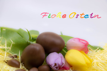 Frohe Ostern écrit en allemand très coloré pour célébrer Pâques