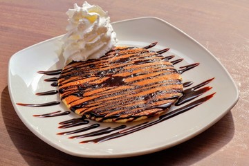 Tortitas con nata y sirope de chocolate