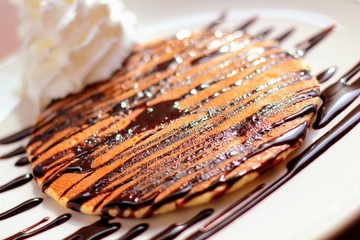 Tortitas con nata y sirope de chocolate