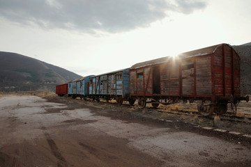 Obraz premium Old train wagons in an abandoned station