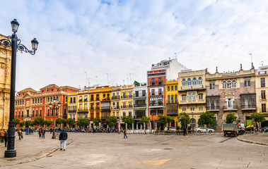 Façades d'immeubles, place San Francisco à Séville en Andalousie, Espagne © FredP