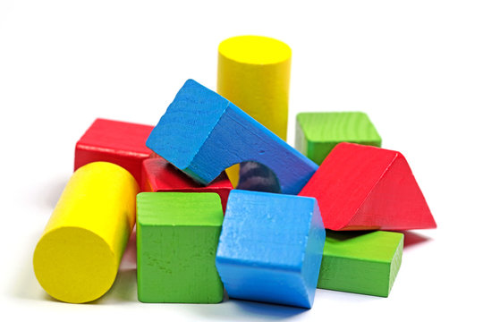 Viel bunte Holzbausteine vor wei&szlig;em Hintergrund