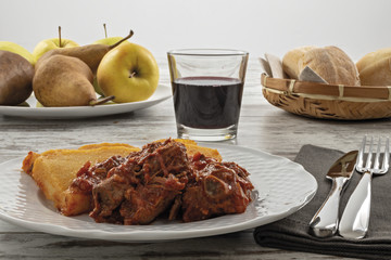 polenta e carne al sugo di pomodoro fronte altra vista