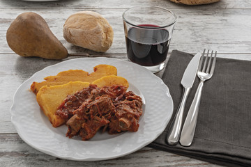 polenta e carne al sugo di pomodoro da sopra altra vista