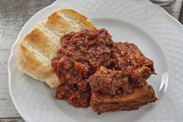 piatto carne al sugo di pomodoro con crostino di pane dall'alto