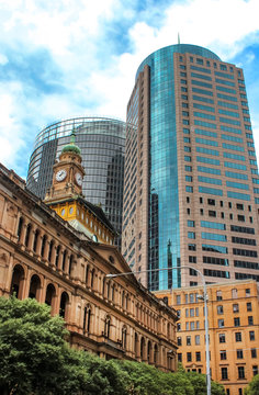 tiny church beetween skyscrapers in brisbane, travel adventure australia