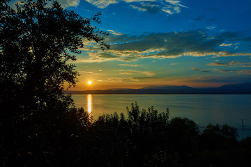 Fototapeta na wymiar Beautiful sunset in Sirmione the historical town on peninsula in Garda lake, Lombardy, Italy