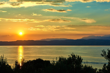 Fototapeta na wymiar Beautiful sunset in Sirmione the historical town on peninsula in Garda lake, Lombardy, Italy