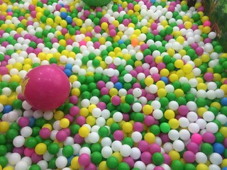 photographs from the center for children's fun, colorful balls that kids love very much 