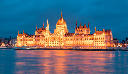 Fototapeta na wymiar Hungarian parliament in Budapest 