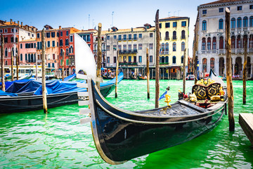 Fototapeta na wymiar Primer plano de Góndola varada en Venecia, italia
