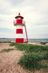 Kleiner idyllischer Leuchtturm an der Ostsee