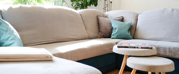 Couch und moderner Tisch in der Wohnung