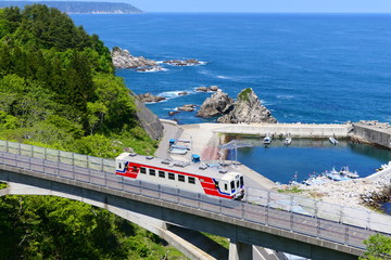 三陸復興国立公園と三陸鉄道リアス線。田野畑　岩手　日本。５月中旬。