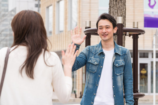 待ち合わせをするカップル