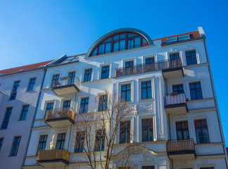Naklejka premium white apartment house with curved rooftop apartment