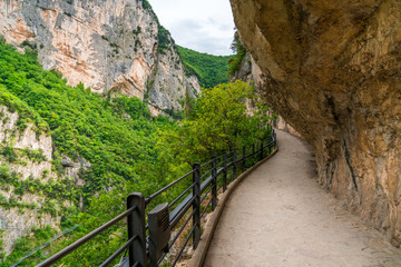 Fototapeta na wymiar walkway in a rural park in the mountains. gola della rossa regional park