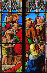 Fototapeta premium Jezus błogosławi dzieci, witraże w Saint Eugene - Saint Cecilia Church, Paryż, Francja