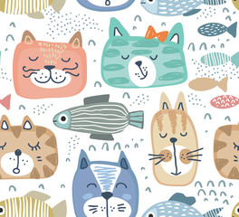 Modèle sans couture de vecteur avec des visages de chats colorés dessinés à la main et des poissons graphiques.