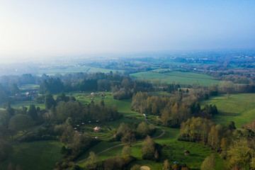 Obraz premium widok z lotu ptaka wiosna wsi zachód słońca, Irlandia Północna