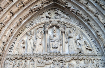 Obraz premium Virgin and Child on a throne, Portal of St. Anne, Notre Dame Cathedral, Paris, UNESCO World Heritage Site in Paris, France 