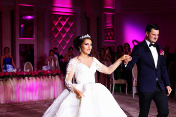 Happy bride start to dance with groom