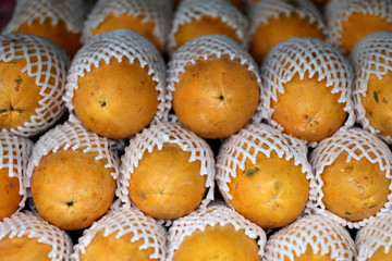 Exotische Früchte an einem Marktstand in Thailand