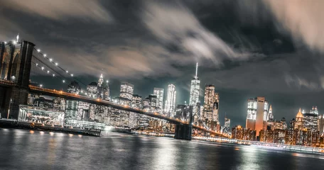 Tuinposter lange blootstelling piekerige wolken domineren de Brooklyn Bridge en het centrum van Manhattan © Fabian