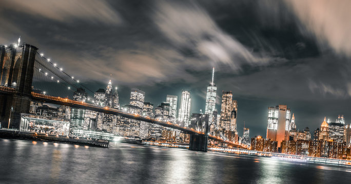 Fototapeta long exposure wispy clouds dominate the brooklyn bridge and downtown Manhattan