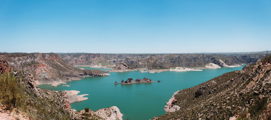 Vista panoramica del submarino en el embalse de valle grande